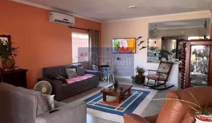 Imperdível casa à venda em Itanhaém-SP, bairro Grandesp: 3 quartos, 2 salas, 2 banheiros, 3 vagas de garagem, 140 m²!
