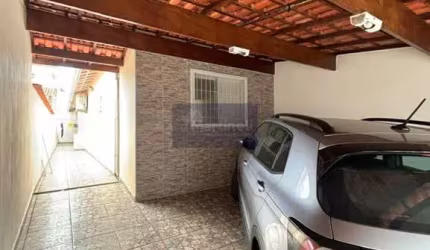 Casa à venda em Itanhaém-SP, bairro Corumbá: 2 quartos, 1 suíte, 2 banheiros, 2 vagas, 95m². Aproveite essa oportunidade!