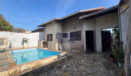 Imperdível: Casa à venda em Itanhaém-SP, Jardim Grandesp! 2 quartos, 1 suíte, 2 banheiros, 1 vaga de garagem, 54,77 m².
