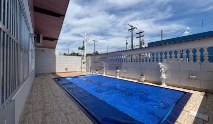 Imperdível residência de luxo à venda em Itanhaém-SP, Jardim Suarão! 3 quartos, 3 suítes, 1 sala, 1 banheiro, 2 vagas, 250m². Venha conferir!