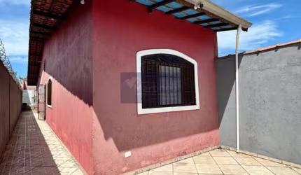 Casa à venda em Mongaguá-SP, bairro Flórida Mirim: 2 quartos, sala, 2 banheiros, 3 vagas e 90m² de área. Aproveite!