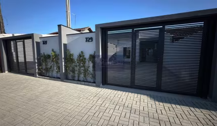 Imperdível casa de 2 quartos com suíte, 2 banheiros e 3 vagas de garagem em Itaguaí, Mongaguá-SP!