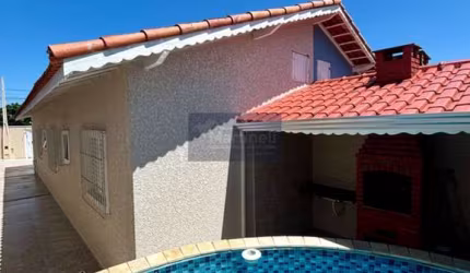 Imperdível oportunidade de casa à venda em Nova Itanhaém-SP: 2 quartos, 1 suíte, 1 sala, 2 banheiros, 2 vagas de garagem, 62m².