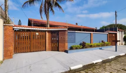 Casa à venda em Itanhaém-SP, Bopiranga: 5 quartos, 1 suíte, 1 sala, 3 banheiros, 287m² de área. Imperdível!