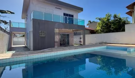 Imperdível casa à venda em Itanhaém-SP, Cibratel 1: 4 quartos, 1 suíte, 2 salas, 3 banheiros, 4 vagas, 110m²!