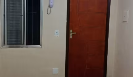 Alugo Apartamento em frente ao ponto final de ônibus!