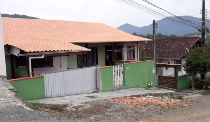 Residência com 2 dormitórios no Bairro da Velha + 1 kitnet