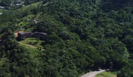 Terreno com 15.000m² com 3.600m² de área construída