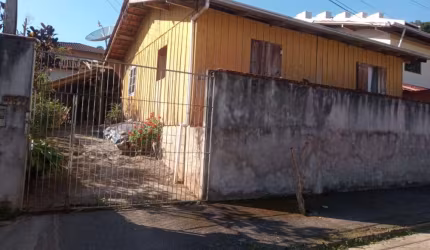 Terreno com casa de madeira no bairro da Velha