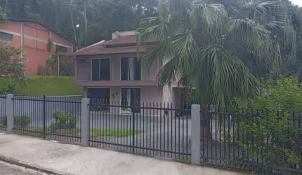 Sobrado com 3 Suítes nos Passo Manso