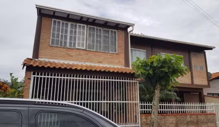 Ampla Residência Multifamiliar em Penha