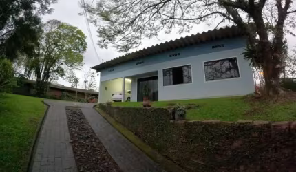 Linda residência com três dormitórios no Passo Manso