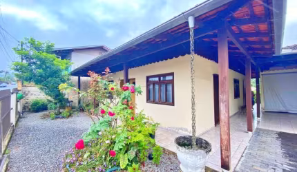 Casa 5 Dormitórios - semi mobiliada - AVERBADA