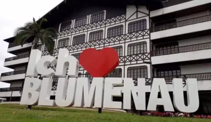TERRENO DE ESQUINA COM 7.000M2 - FRENTE RUA PROF. JACOB INEICHEN