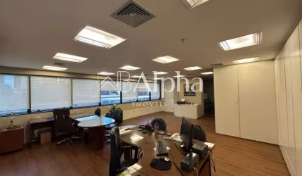 Sala mobiliada para locação no Edifício Murano em Alphaville - SP