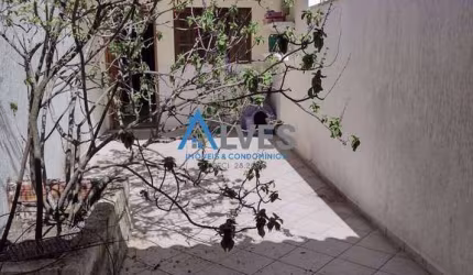 Excelente sobrado com 3 quartos, sendo 1 suíte e 2 vagas em Santa Terezinha