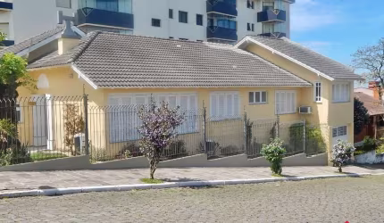 Casa para Venda - 250m², 3 dormitórios, sendo 2 suites, 4 vagas - Panazzolo
