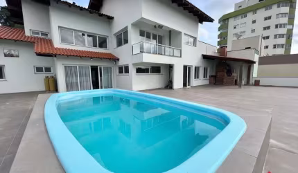 Casa para Venda - 800.16m², 5 dormitórios, sendo 2 suites, 6 vagas - Universitário