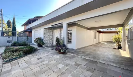 Casa para Venda - 210m², 3 dormitórios, sendo 1 suites, 2 vagas - Interlagos