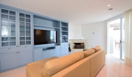 Apartamento semimobiliado com 3 quartos sendo 1 suíte, 2 vagas de garagem no bairro Coqueiros em Florianópolis/SC.