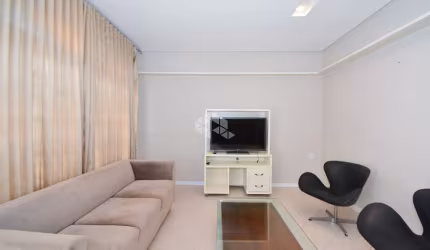 Casa residencial semimobiliada com 3 dormitórios e sendo 1 suíte, 2 vagas de garagem no Centro de Florianópolis/SC.