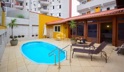 Casa residencial semimobiliada com 3 dormitórios e sendo 1 suíte, 2 vagas de garagem no Centro de Florianópolis/SC.