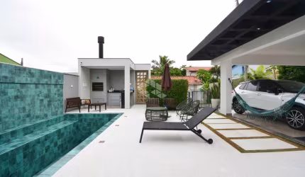 Casa residencial semimobiliada com 3 dormitórios, sendo 2 suítes, 3 vagas de garagem no Morro das Pedras em Florianópolis/SC.