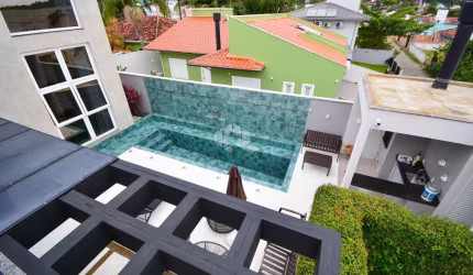 Casa residencial semimobiliada com 3 dormitórios, sendo 2 suítes, 3 vagas de garagem no Morro das Pedras em Florianópolis/SC.