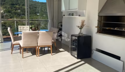 Casa residencial em condomínio fechado com 4 dormitórios, sendo 2 suítes, 2 vagas de garagem no bairro Itacorubi em Florianópolis/SC.