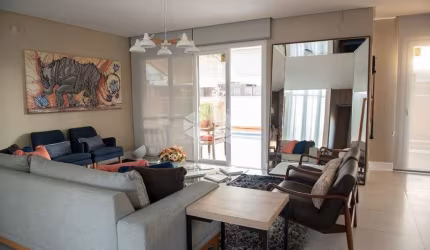 Casa residencial totalmente mobiliada e equipada com 5 dormitórios, sendo 4 suítes, 6 vagas de garagem em Jurerê Internacional - Florianópolis/SC.