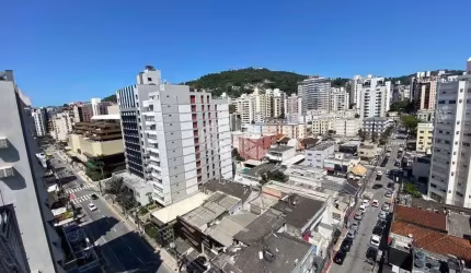 APARTAMENTO SEMIMOBILIADO COM 3 QUARTOS SENDO 1 SUÍTE E 1 VAGA DE GARAGEM NO CENTRO DE FLORIANÓPOLIS/SC