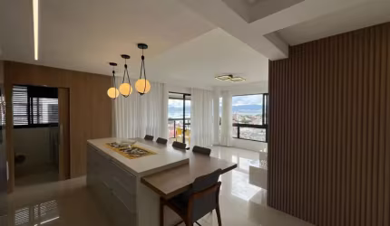 APARTAMENTO SEMIMOBILIADO COM VISTA PARA O MAR COM 3 QUARTOS SENDO 1 SUÍTE E 2 VAGAS DE GARAGEM NO BALNEÁRIO EM FLORIANÓPOLIS/SC