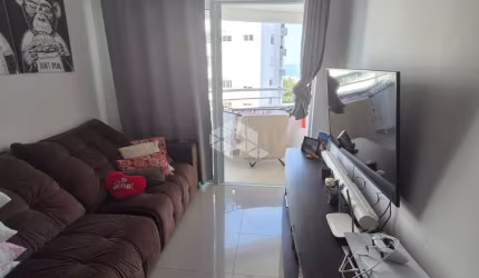 APARTAMENTO SEMIMOBILIADO COM 2 QUARTOS SENDO 1 SUÍTE 1 VAGA DE GARAGEM NO BAIRRO ESTREITO EM FLORIANÓPOLIS/SC