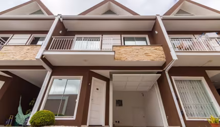 Sobrado triplex em condomínio no Boqueirão