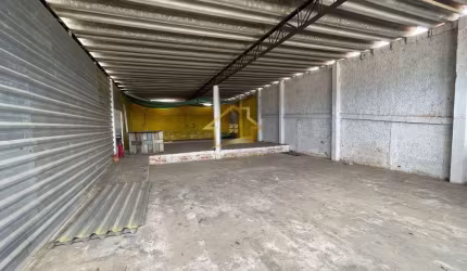BARRACÃO COM DOCA EM QUATRO BARRAS