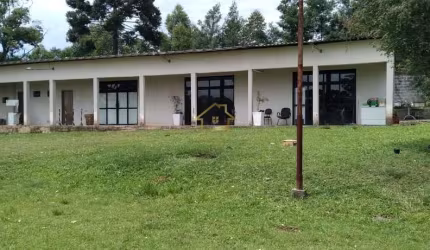 LINDA CASA DE CAMPO EM QUATRO BARRAS