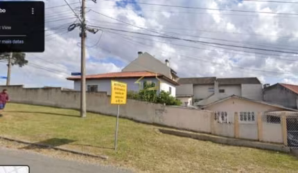 Terreno de esquina com duas casas no Bairro Alto