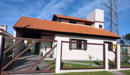 Casa 04 Dorm à venda no Bairro VILLAGE com 151 m² de área privativa - 2 vagas de garagem