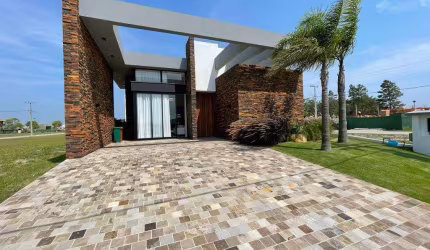 Casa 03 Dorm à venda no Bairro ARROIO TEIXEIRA com 152 m² de área privativa - 2 vagas de garagem