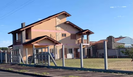 Sobrado 04 Dorm à venda no Bairro VILLAGE com 300 m² de área privativa - 4 vagas de garagem