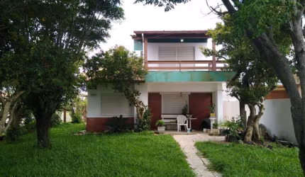 Casa 04 Dorm à venda no Bairro CAPÃO NOVO com 168 m² de área privativa - 3 vagas de garagem