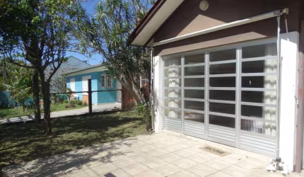 Casa 03 Dorm à venda no Bairro CAPÃO NOVO com 154 m² de área privativa - 3 vagas de garagem