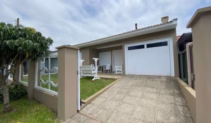 Casa 03 Dorm à venda no Bairro CAPÃO NOVO - 2 vagas de garagem
