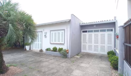 Casa 03 Dorm à venda no Bairro CAPÃO NOVO com 140 m² de área privativa - 2 vagas de garagem