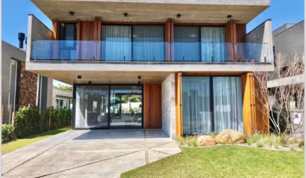 Casa 05 Dorm à venda no Bairro CAPÃO NOVO com 420 m² de área privativa - 2 vagas de garagem