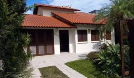Casa 04 Dorm à venda no Bairro CAPÃO NOVO - 2 vagas de garagem