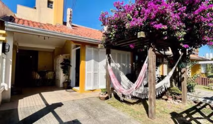 Sobrado 03 Dorm à venda no Bairro CAPÃO NOVO com 100 m² de área privativa - 2 vagas de garagem
