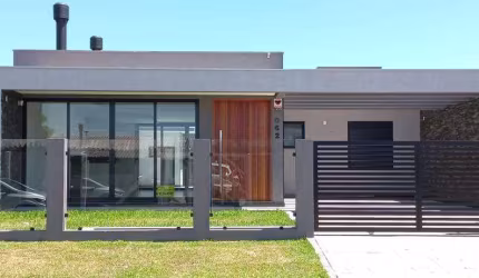Casa 03 Dorm à venda no Bairro ARROIO TEIXEIRA com 137 m² de área privativa - 2 vagas de garagem
