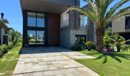 Casa 04 Dorm à venda no Bairro CAPÃO NOVO com 344 m² de área privativa - 2 vagas de garagem