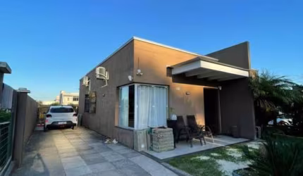 Casa 02 Dorm à venda no Bairro CAPÃO NOVO - 3 vagas de garagem